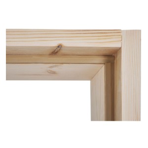 Zbliżenie jasnej drewnianej ościeżnicy drzwiowej.