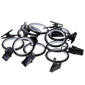 Czarne kółka do zasłon z klipsami do karniszy, zbliżenie.