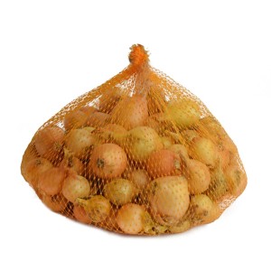 Siatka z żółtą cebulą. Świeża cebula kategorii Warzywa w siatce.