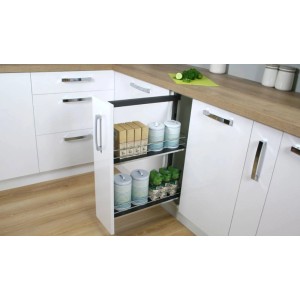 Szafka kuchenna z wysuwanym systemem przechowywania na przyprawy i zapasy.