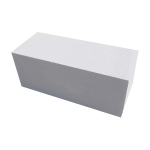 Biały bloczek z betonu komórkowego, lekki materiał budowlany.