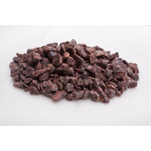 Żwir ozdobny, czerwono-brązowy grys do ogrodu i na rabaty.