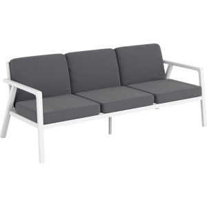 Szara 3-osobowa sofa ogrodowa z białą ramą, część zestawu mebli ogrodowych.