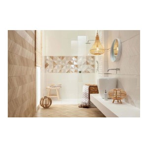 Łazienka z jasnymi płytkami podłogowymi t.b.t. imitującymi drewno i płytkami ściennymi z geometrycznym wzorem.