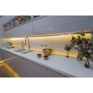Nowoczesna kuchnia z taśmą LED pod szafką dla nastrojowego oświetlenia.