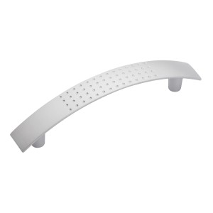 Srebrny uchwyt meblowy z wzorem otworów do szafek i szuflad.