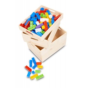 Ułożone w stos drewniane pudełka do przechowywania wypełnione kolorowymi klockami.