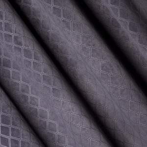 Zbliżenie szarej zasłony we wzór rombów. Idealna do salonu i sypialni.