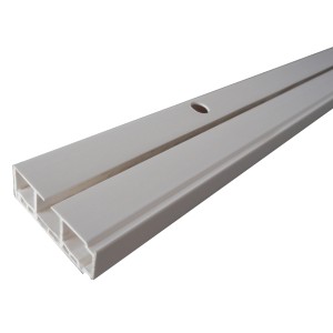 Zbliżenie na plastikowy karnisz sufitowy t.b.t.