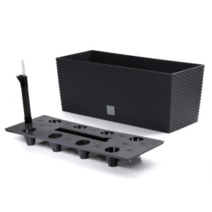 Czarna skrzynka na kwiaty t.b.t. z systemem nawadniania i wkładem.