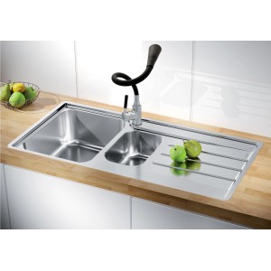 Zlewozmywak ze stali nierdzewnej z ociekaczem i baterią jednouchwytową.