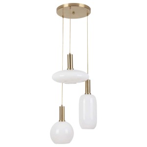 Nowoczesna lampa wisząca z trzema białymi szklanymi kloszami i złotymi akcentami.