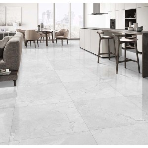 Jasne, wielkoformatowe płytki podłogowe t.b.t. ułożone w nowoczesnej przestrzeni mieszkalnej.