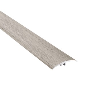 Jasna listwa przejściowa w kolorze drewna do podłóg.