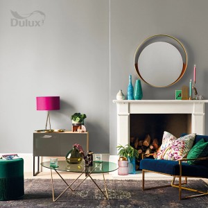 Pokój dzienny pomalowany na szaro z kolorowymi akcentami. Farba do ścian wewnętrznych.