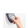 Ręka trzyma tester koloru farby do ścian. Odcień EASYCARE "mętowo szarość".