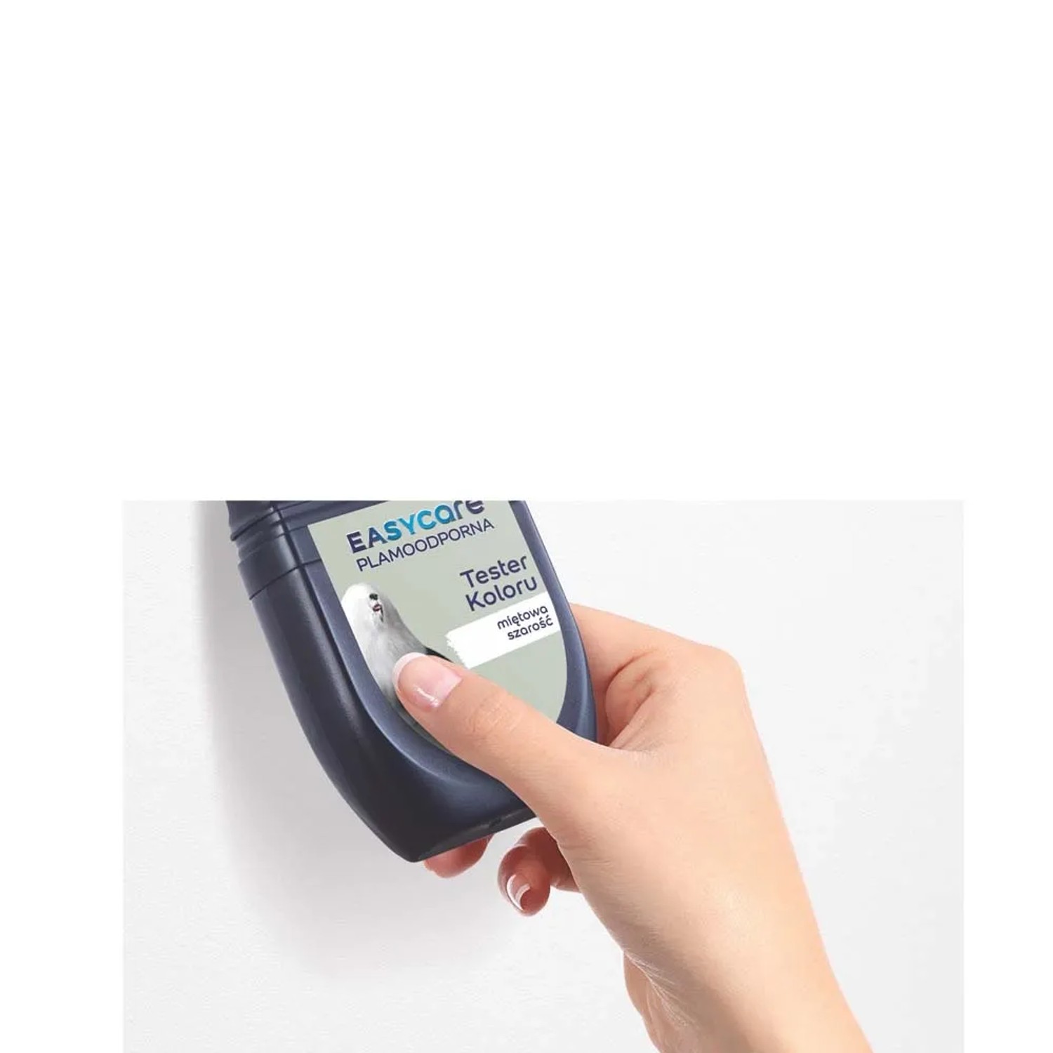 Ręka trzyma tester koloru farby do ścian. Odcień EASYCARE "mętowo szarość".