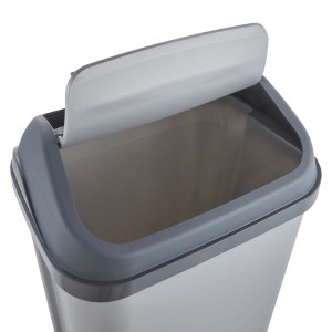 Srebrny kosz na śmieci Swing-Bin 50 l z otwartą klapą.