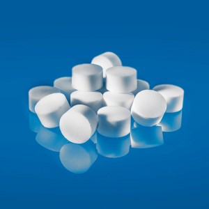 Białe tabletki filtrujące do systemów filtracyjnych na niebieskim tle.