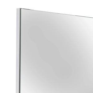 Zbliżenie prostokątnego lustra t.b.t. z wąską, białą ramą.