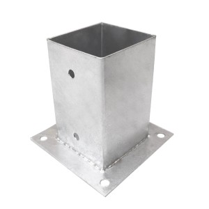 Srebrny metalowy wspornik słupka t.b.t. do budowy ogrodzenia.