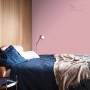 Sypialnia z różową farbą na ścianie. Kolorowe farby do ścian.