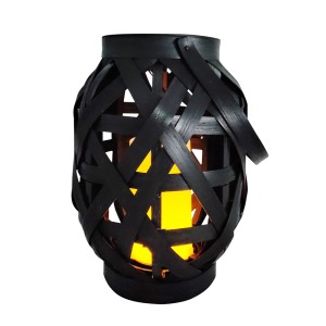 Czarny lampion solarny z plecionym wzorem do ogrodu.