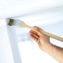 Pędzel kątowy LUX 50 mm w użyciu: Ręka maluje narożnik farbą dyspersyjną.