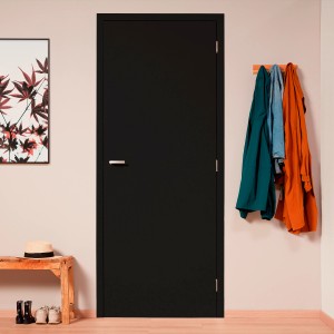 Czarne drzwi wewnętrzne t.b.t. w aranżacji wnętrza z garderobą i dekoracją.