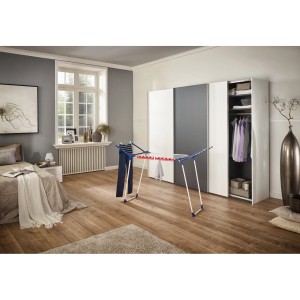 Suszarka na pranie Leifheit Pegasus 150 Solid Slim z praniem w nowoczesnej sypialni.