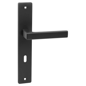 Czarny zestaw klamek do drzwi wewnętrznych.