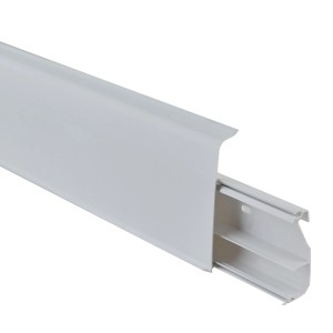 Biała listwa przypodłogowa t.b.t. z tworzywa sztucznego, widok szczegółowy.