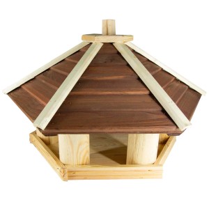 Drewniany karmnik dla ptaków z brązowym dachem i miejscem do karmienia, idealny do ogrodu.