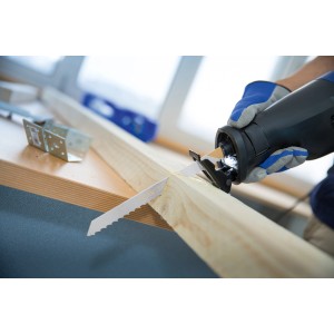 Zestaw brzeszczotów do piły szablastej LUX (3 szt.) podczas cięcia drewna.