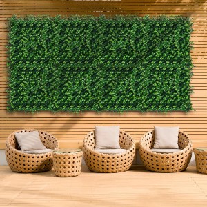 Zielona mata t.b.t. jako osłona na drewnianej ścianie w ogrodzie.