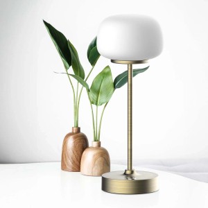 Dekoracyjna lampa stołowa z białym kloszem i złotą podstawą. Stylowa lampa do salonu.