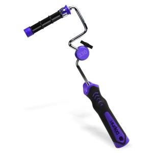 Wałek malarski t.b.t. z fioletowymi akcentami do malowania.