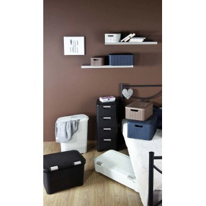 Różne kosze na pranie i pojemniki do przechowywania t.b.t. w sypialni.