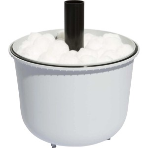 Szary pojemnik z watą filtracyjną i czarną rurą do Basenowe media filtracyjne.