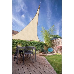 Beżowa markiza t.b.t. jako ochrona przed słońcem nad tarasem ze stołem i krzesłami.