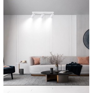 Biała lampa sufitowa t.b.t. z trzema reflektorami w nowoczesnym salonie.