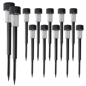 Zestaw czarnych lamp solarnych t.b.t. do oświetlania ścieżek ogrodowych.