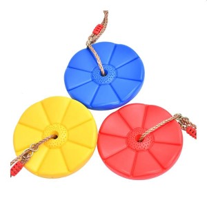 Trzy okrągłe huśtawki talerzowe w kolorze niebieskim, żółtym i czerwonym z zawieszeniem linowym.