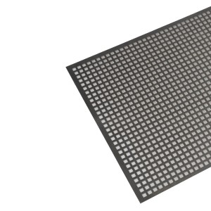 Czarna blacha perforowana z kwadratowymi otworami.