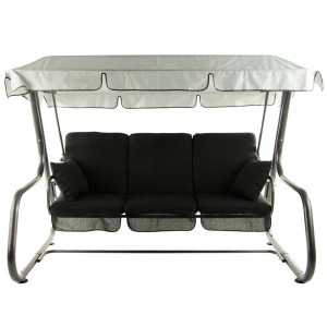 Szara huśtawka ogrodowa z czarnymi poduszkami i daszkiem. Relaks w ogrodzie.