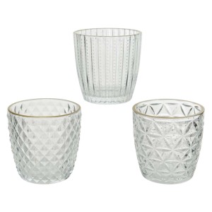 Trzy szklane świeczniki z różnymi wzorami.