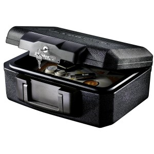 Otwarta, czarna ognioodporna kaseta bezpieczeństwa Master Lock L1200 (5 l) z kluczem i zawartością (monety, pendrive).