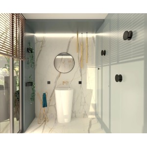 Nowoczesna łazienka z wolnostojącą umywalką, lustrem i złotymi akcentami.