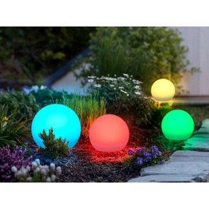 Wielokolorowe lampy solarne t.b.t. jako dekoracyjne oświetlenie ogrodowe.