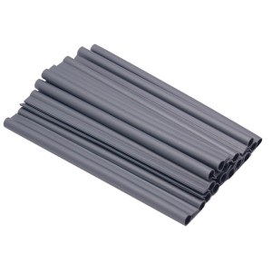 Szare t.b.t. osłony na ogrodzenie, zwinięte.